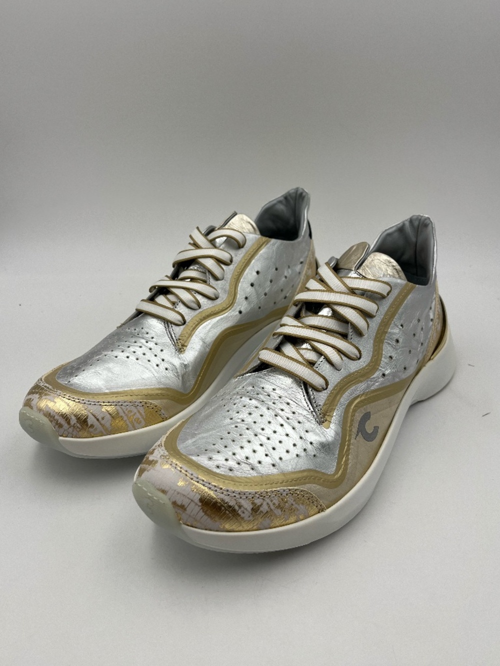 Courser Uno Women's Luxury Sneaker Silver/Gold Luxe